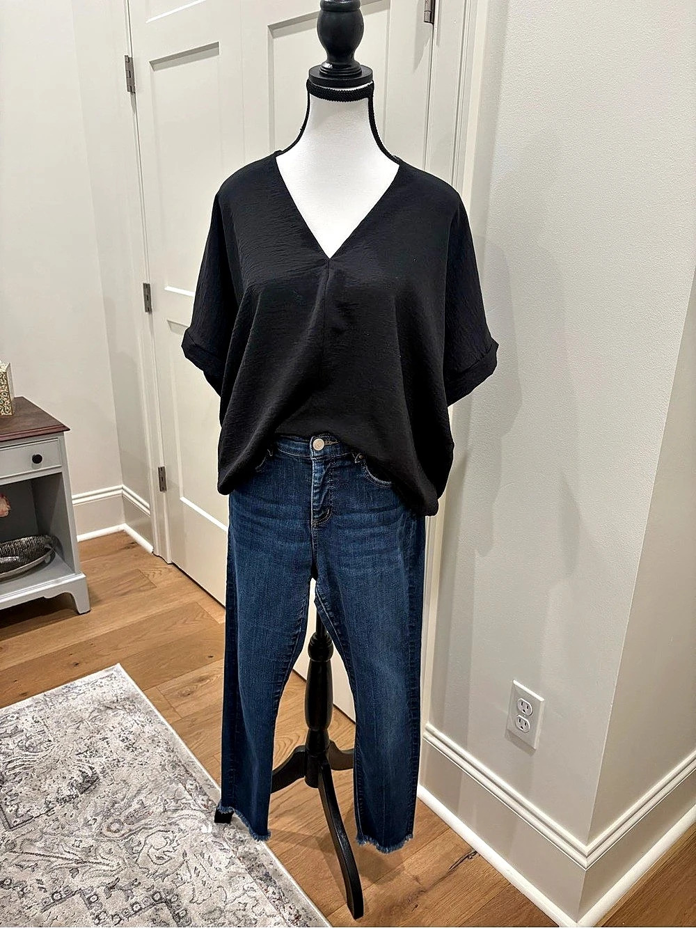Women’s Relaxed Fit Black V-Neck Tunic Top